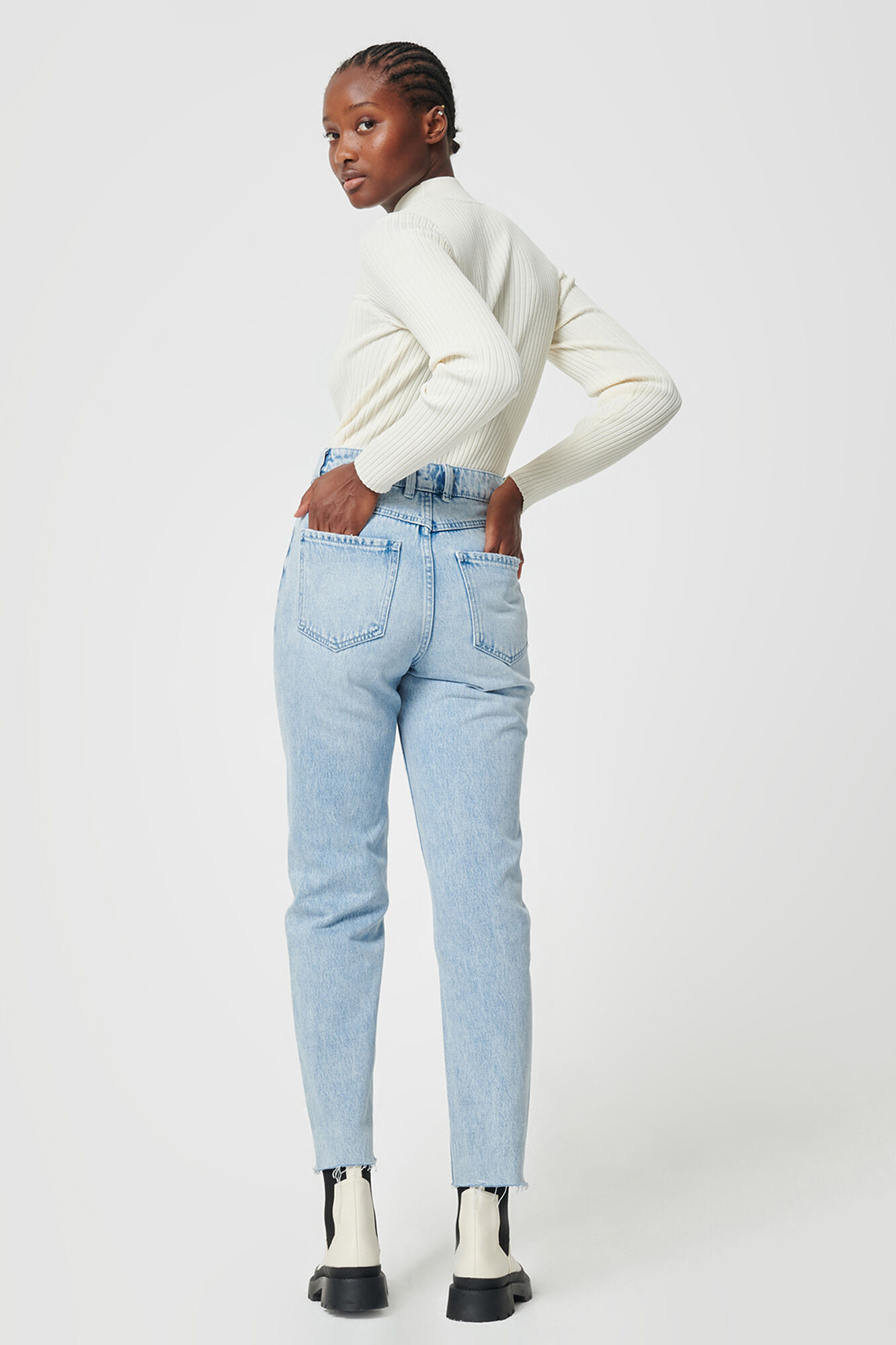 Calça jeans mom de cintura alta