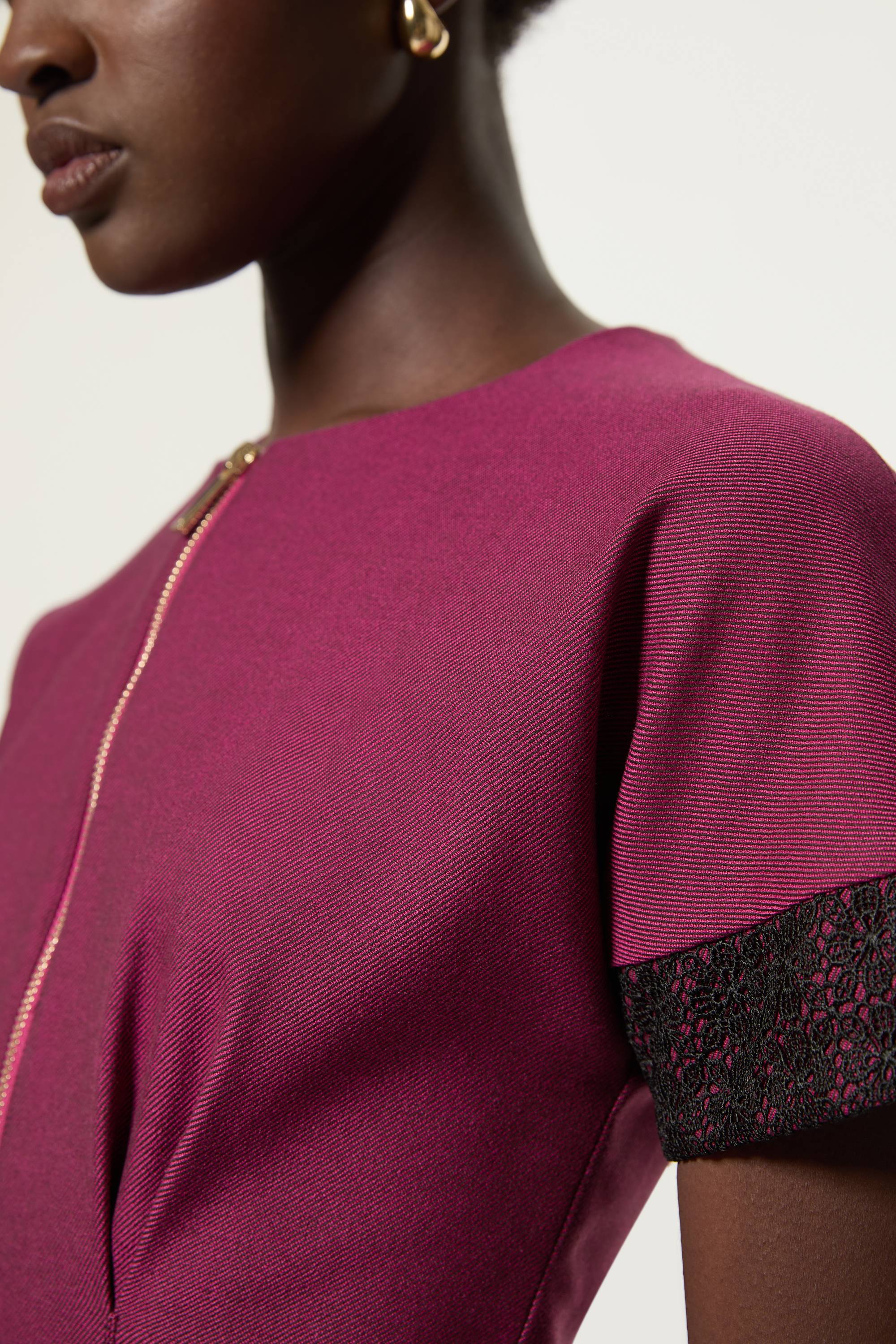 KarenMillen Robe mini pour grandes tailles à la coupe tailleur, en sergé et dentelle mixte, avec zip à l'avant