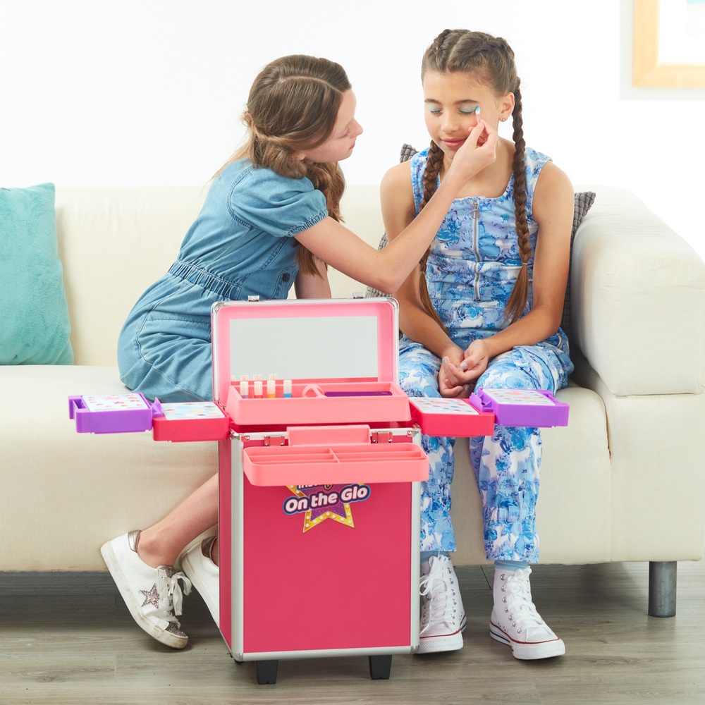 Schimmer und Glitzer – InstaGlam auf dem Glo Make-up-Trolley