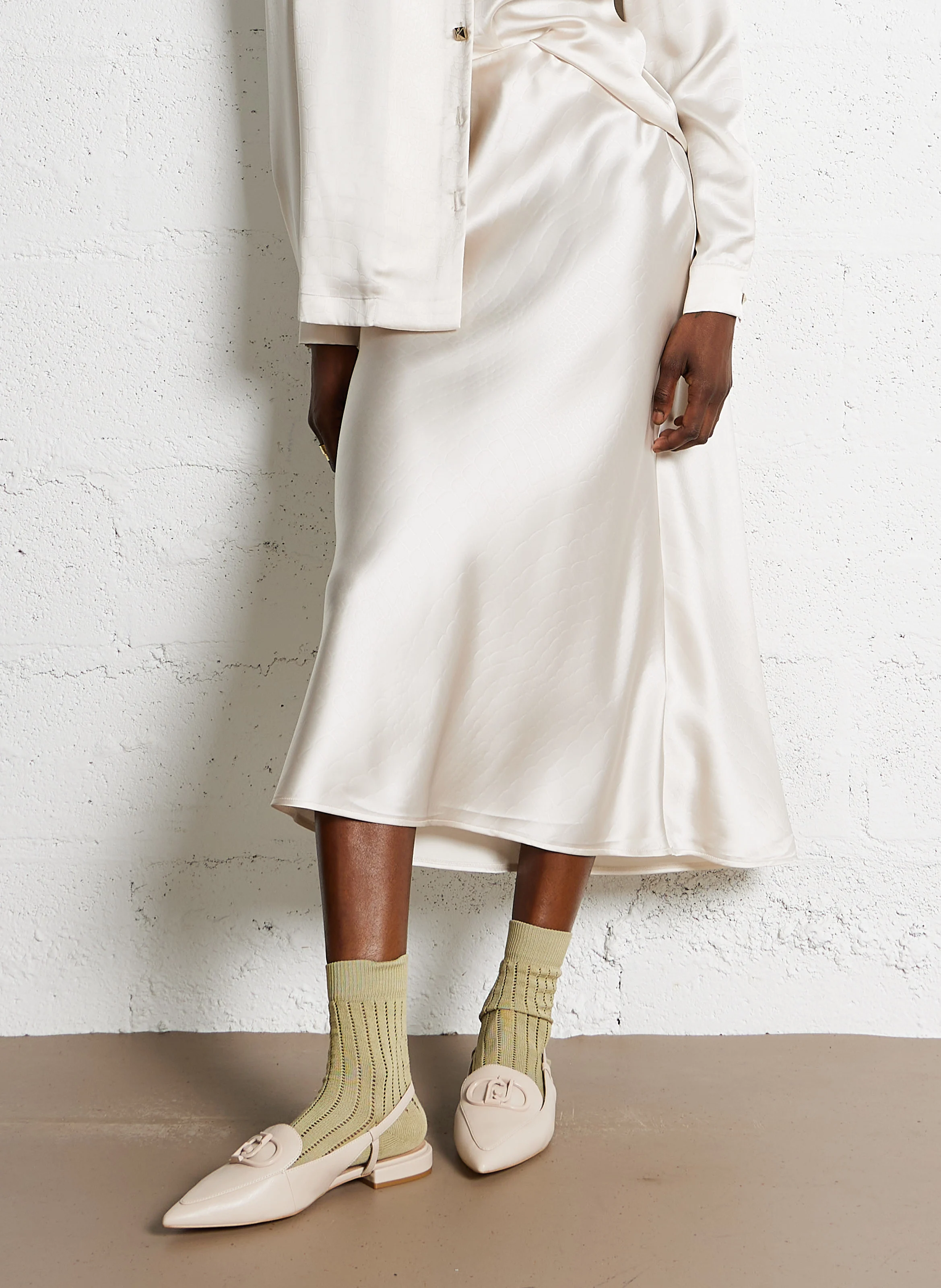 Jupe midi satinée à motif crocodile | Beige
