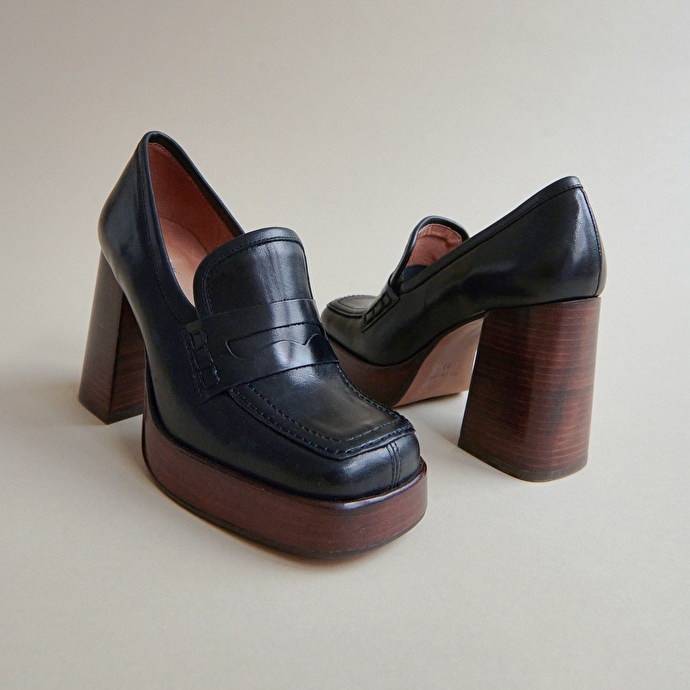 Mocassins à talons et bouts carrés  en cuir noir