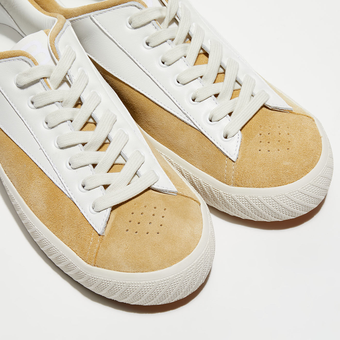 By Far Baskets en Cuir & Velours de Cuir blanches