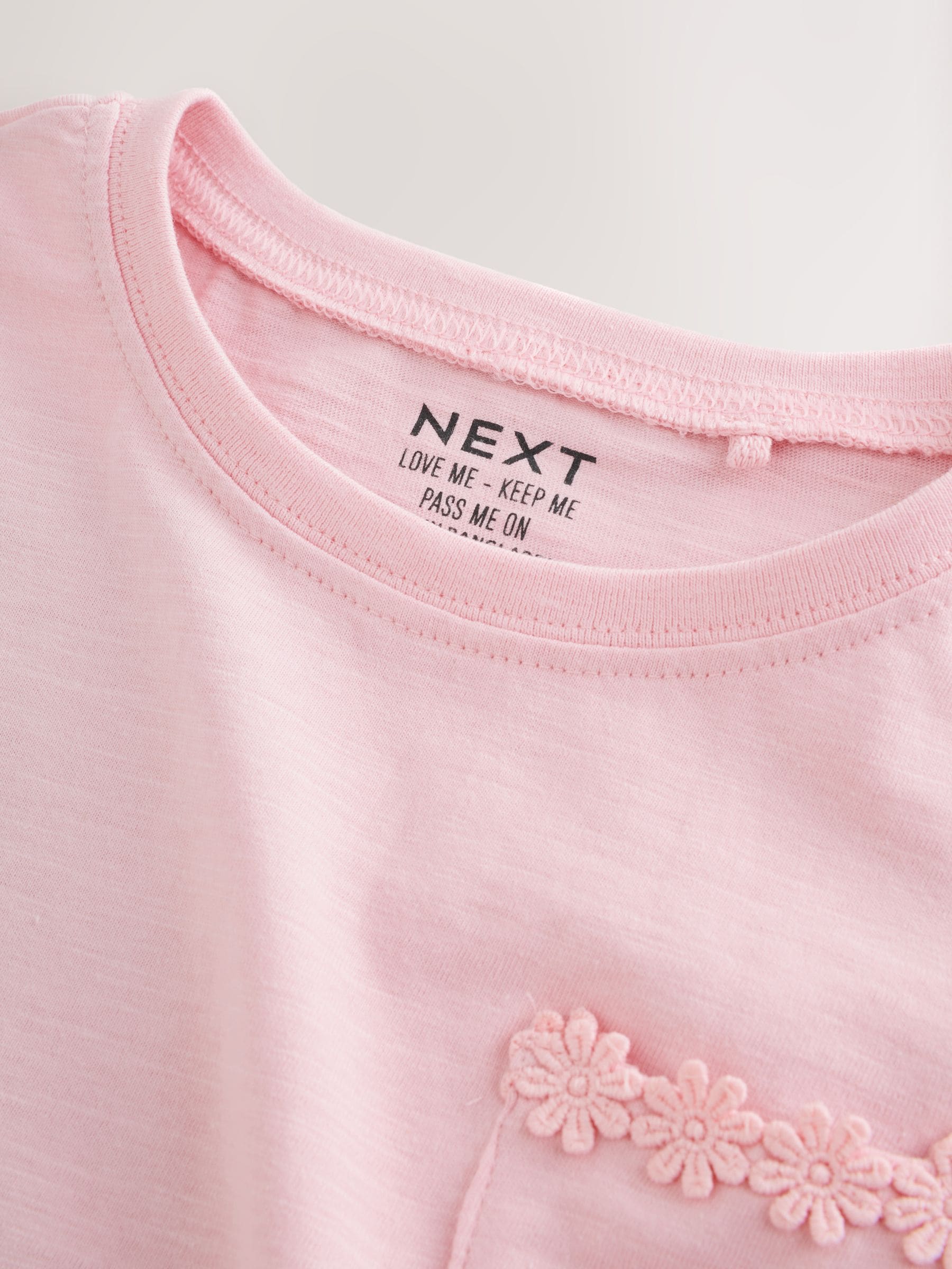 Roze - T-shirt met zakje en madeliefjesprint (1,5-16 jr)