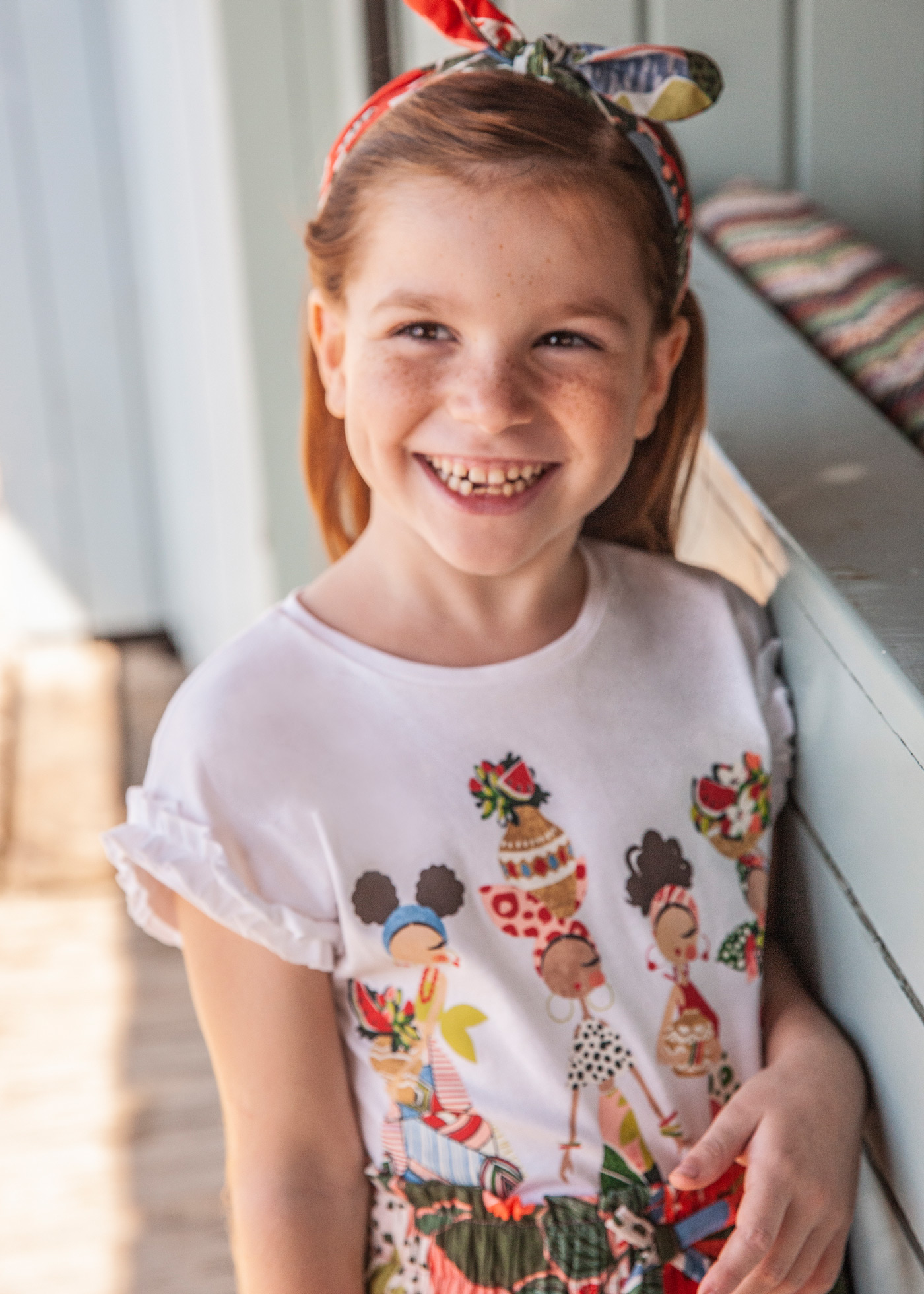Conjunto de camiseta e faixa de cabelo em algodão sustentável para meninas.