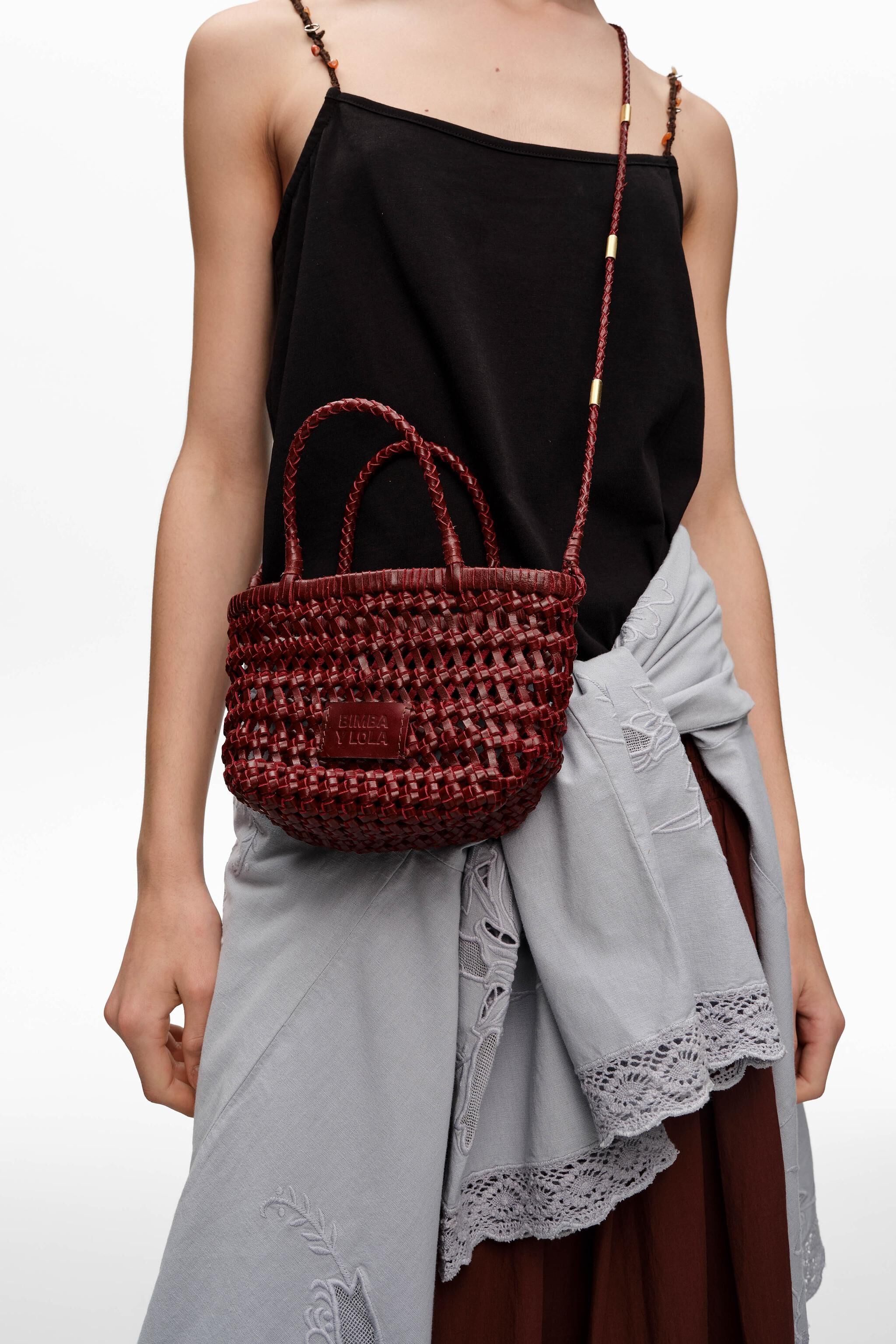 Bolsa mini de couro trançado cor cereja escura