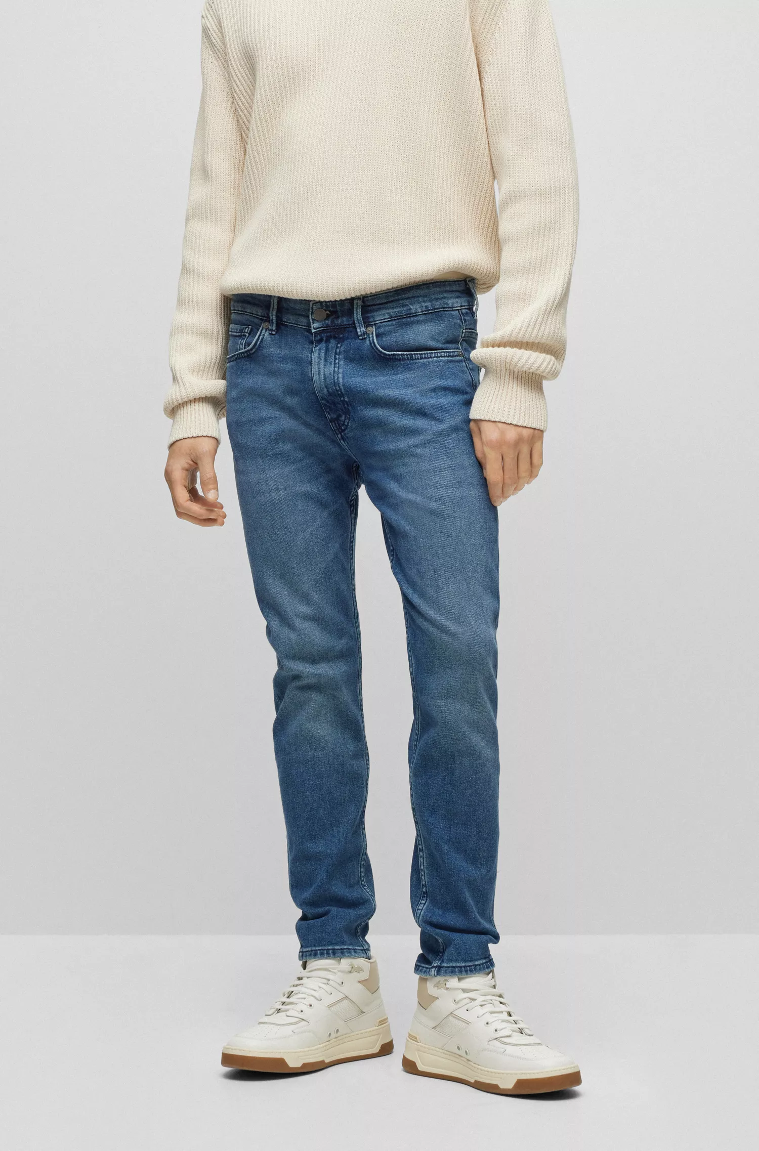 Calça jeans BOSS laranja, corte slim, em denim confortável e elástico na cor azul médio.