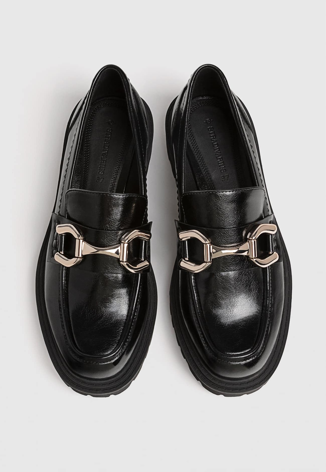 Mocassins pretos com solado tratorado