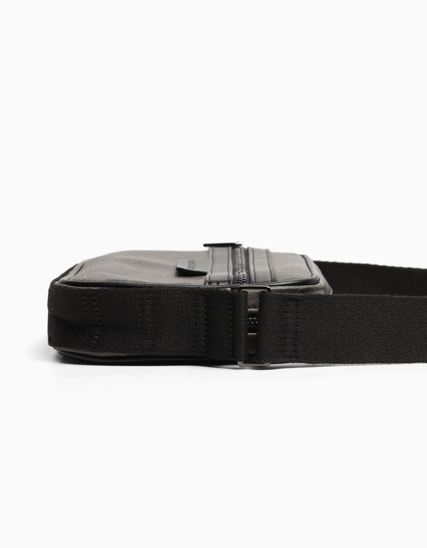 Bolsa transversal com detalhes