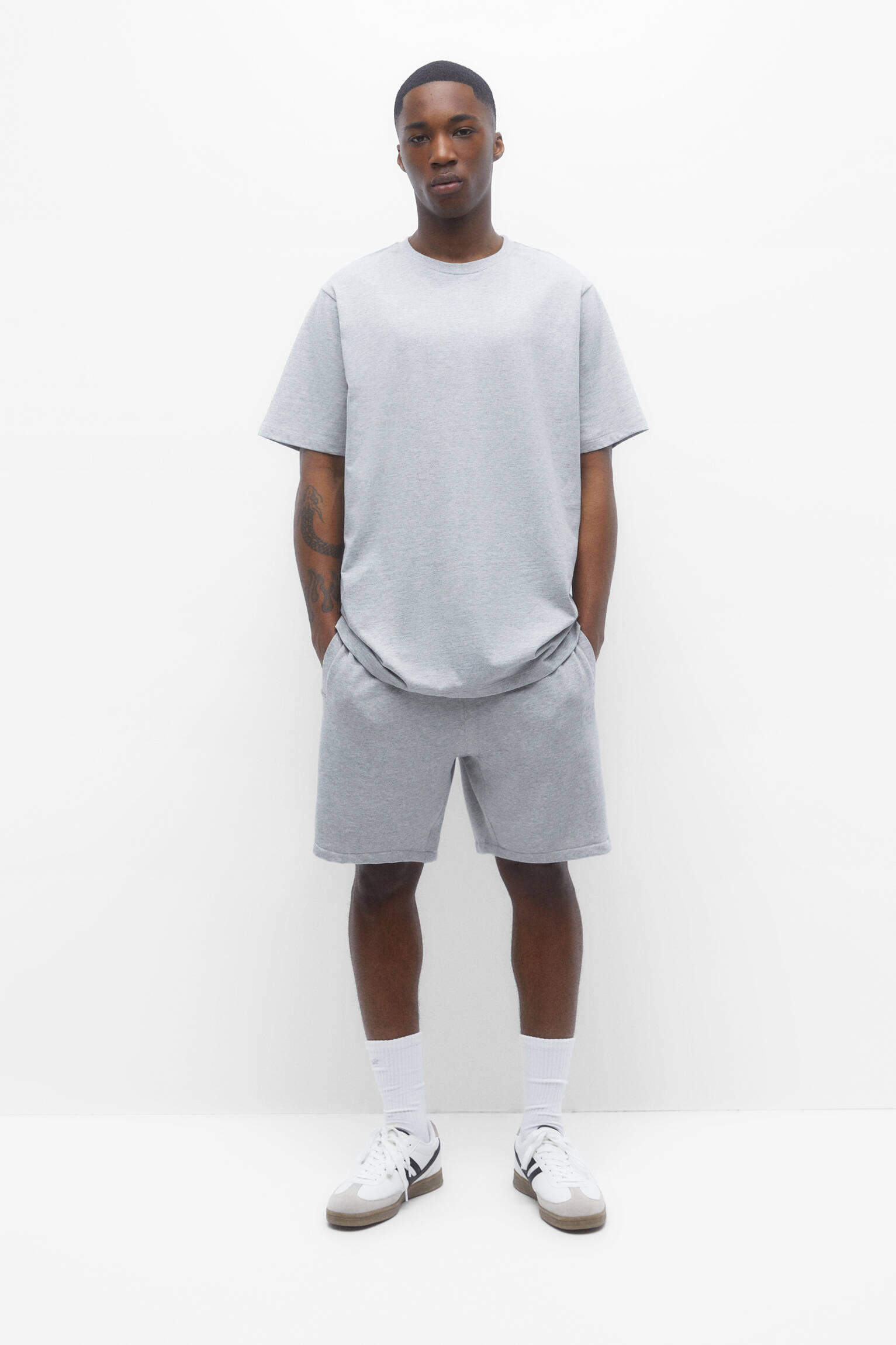Conjunto de camiseta e shorts - cinza médio