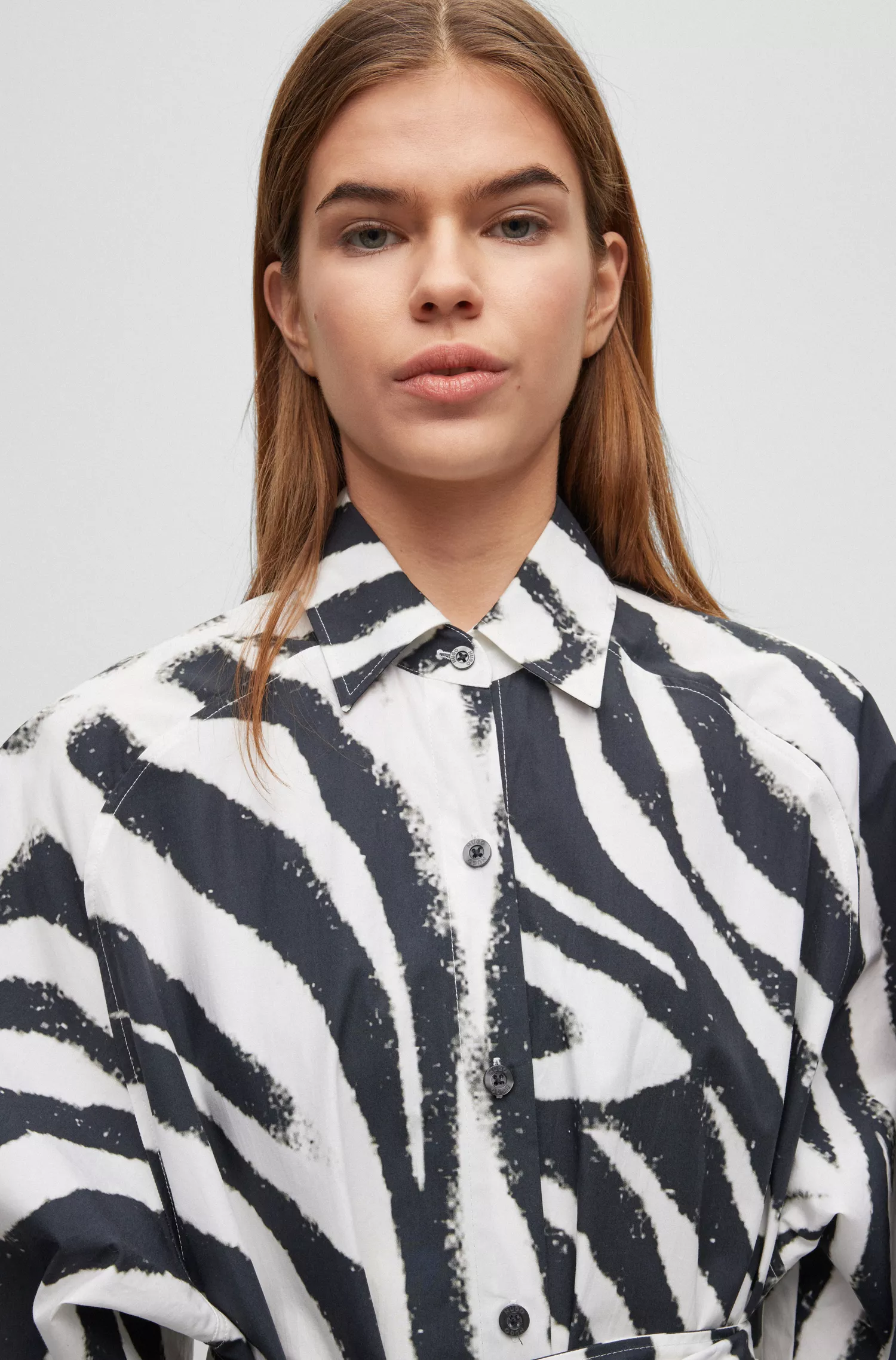 Vestido camiseiro HUGO em popeline de algodão vermelho com estampa de zebra.