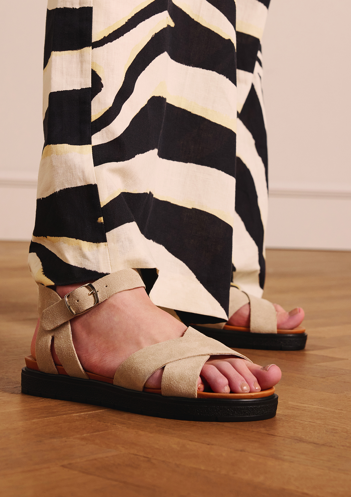 Beige suède sandalen