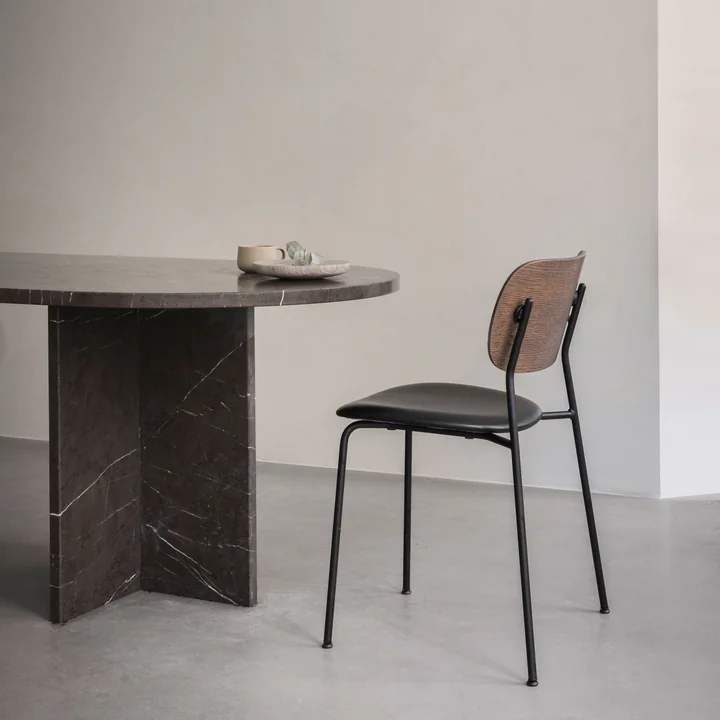 Audo - Co Dining Chair, schwarz / Leder schwarz / Eiche gebeizt