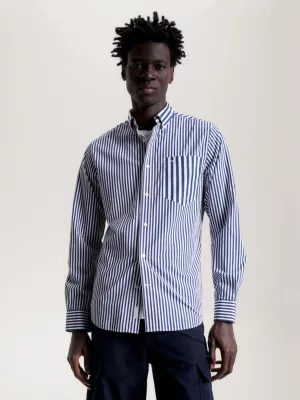 Camisa clássica com listras marcantes e modelagem regular.