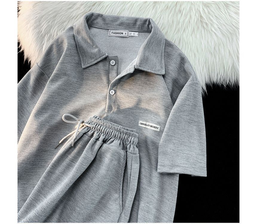 Hushgrain - Set: Poloshirt met korte mouwen en belettering + korte broek