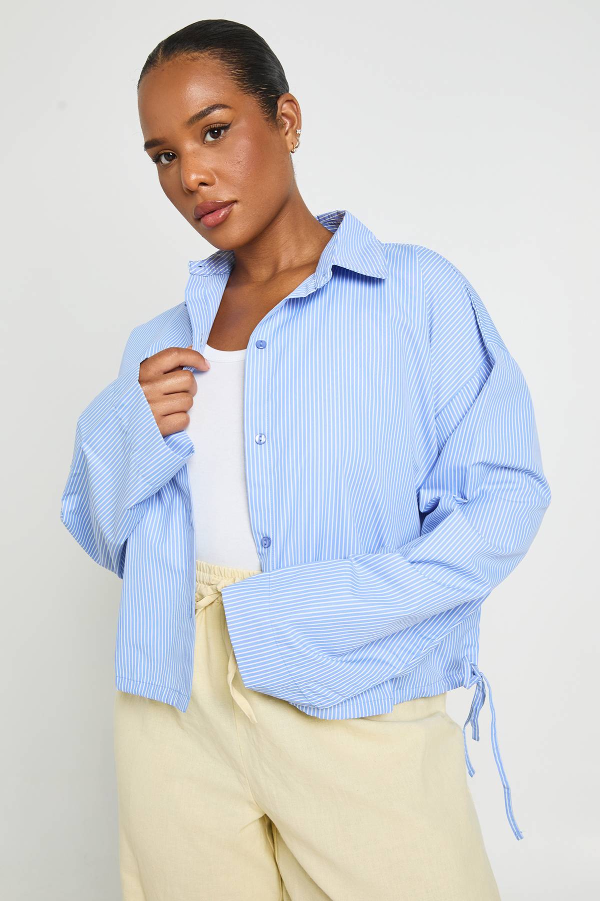 boohoo Chemise Grande Taille Popeline À Fines Rayures Avec Cordon De Serrage
