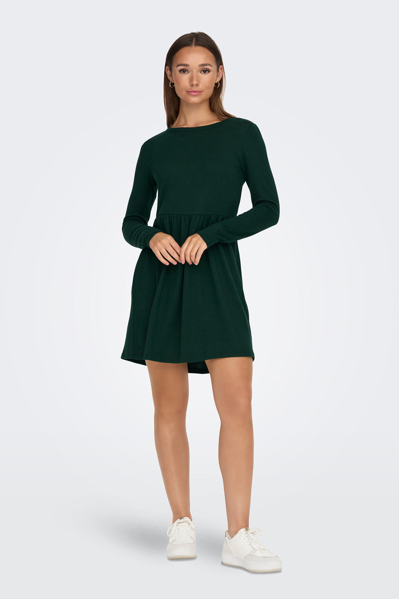 Vestido curto com mangas compridas