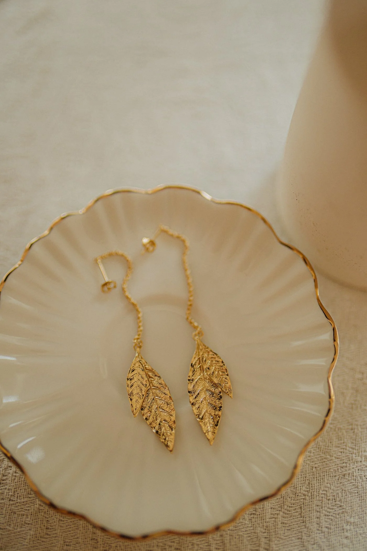 THALIE - Boucles d'oreilles pendantes feuilles plaqué argent | Doré