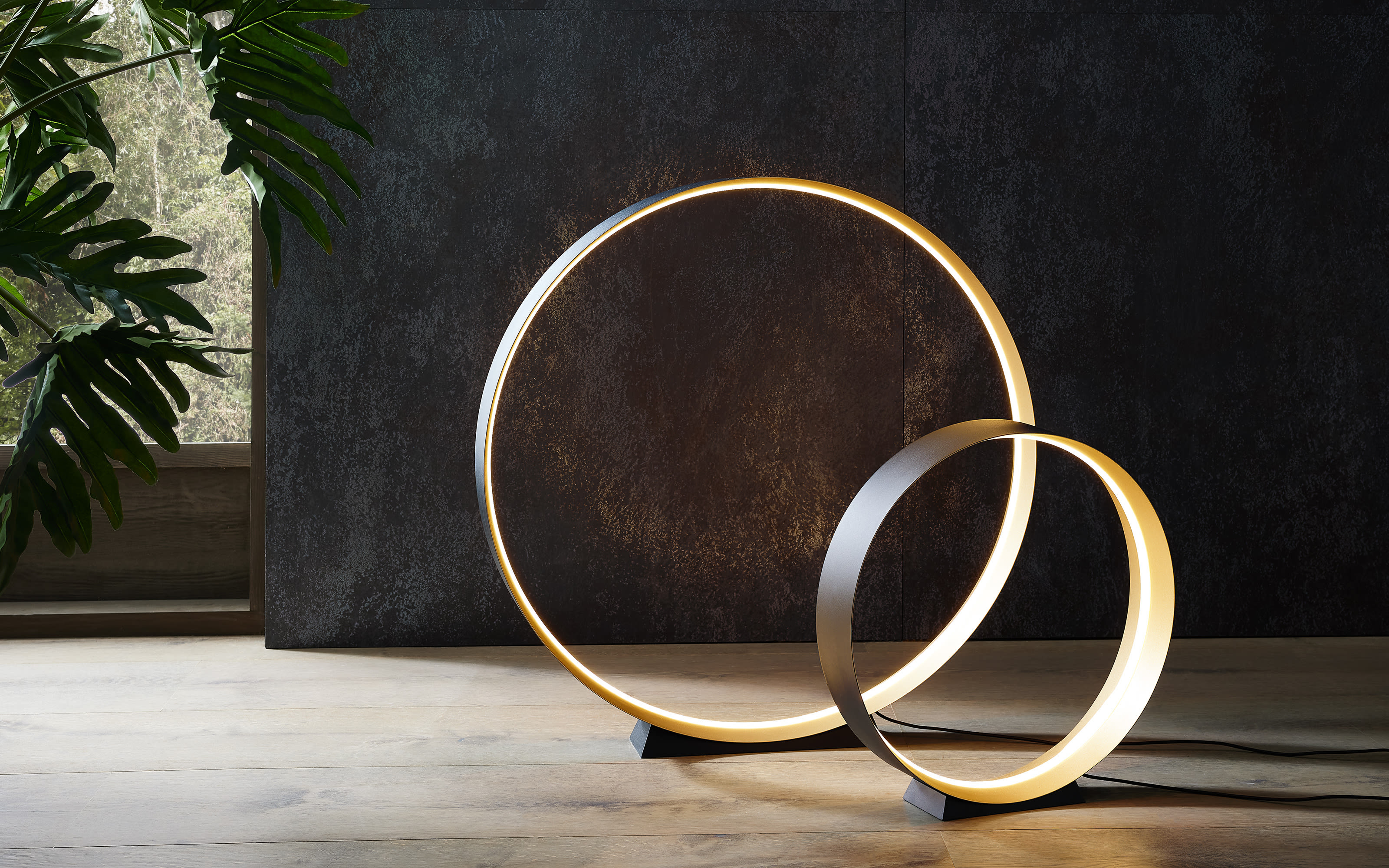LED-Bodenleuchte Loop, schwarz/gold, inkl. stufenloser Dimmfunktion