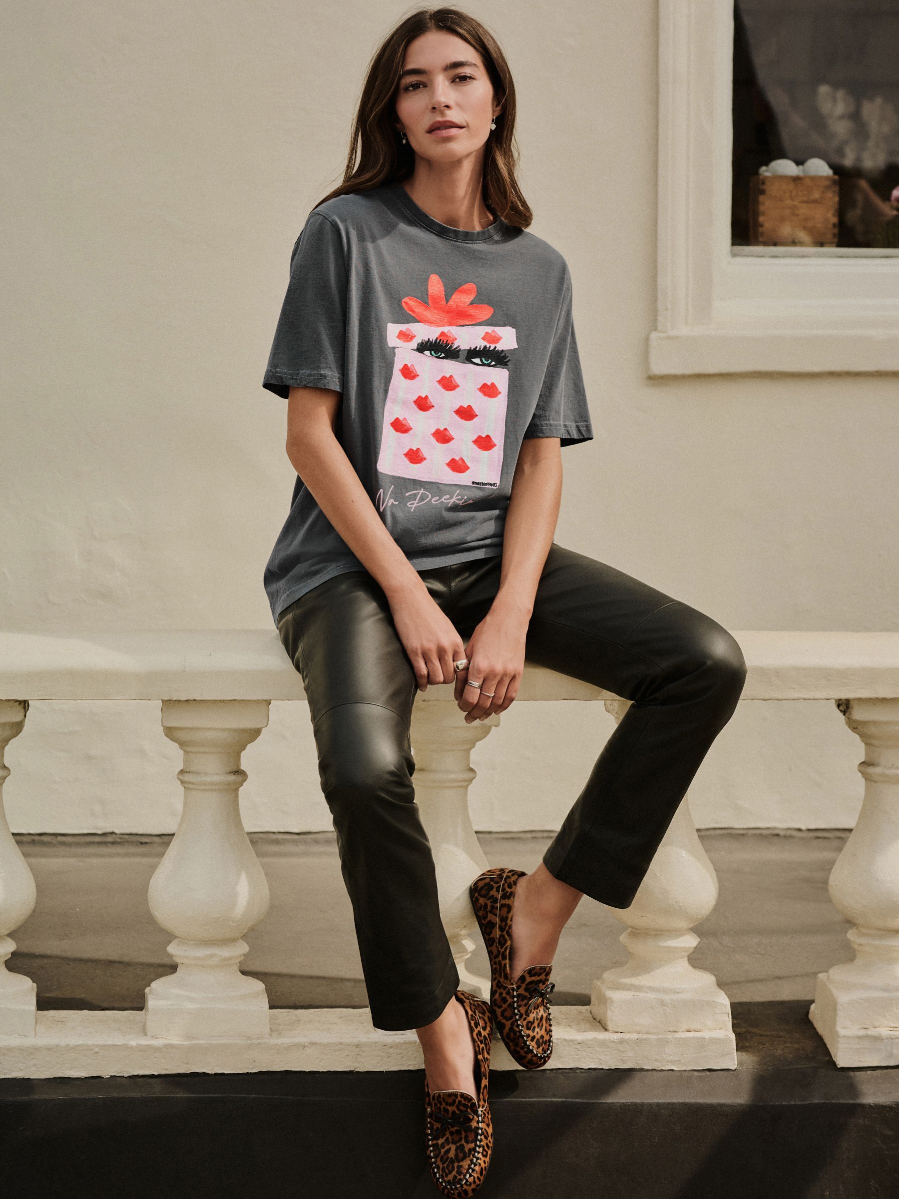 Grijs - Geen gluren Kendra Dandy Kerstmis Grafisch Ronde hals Korte mouwen T-shirt