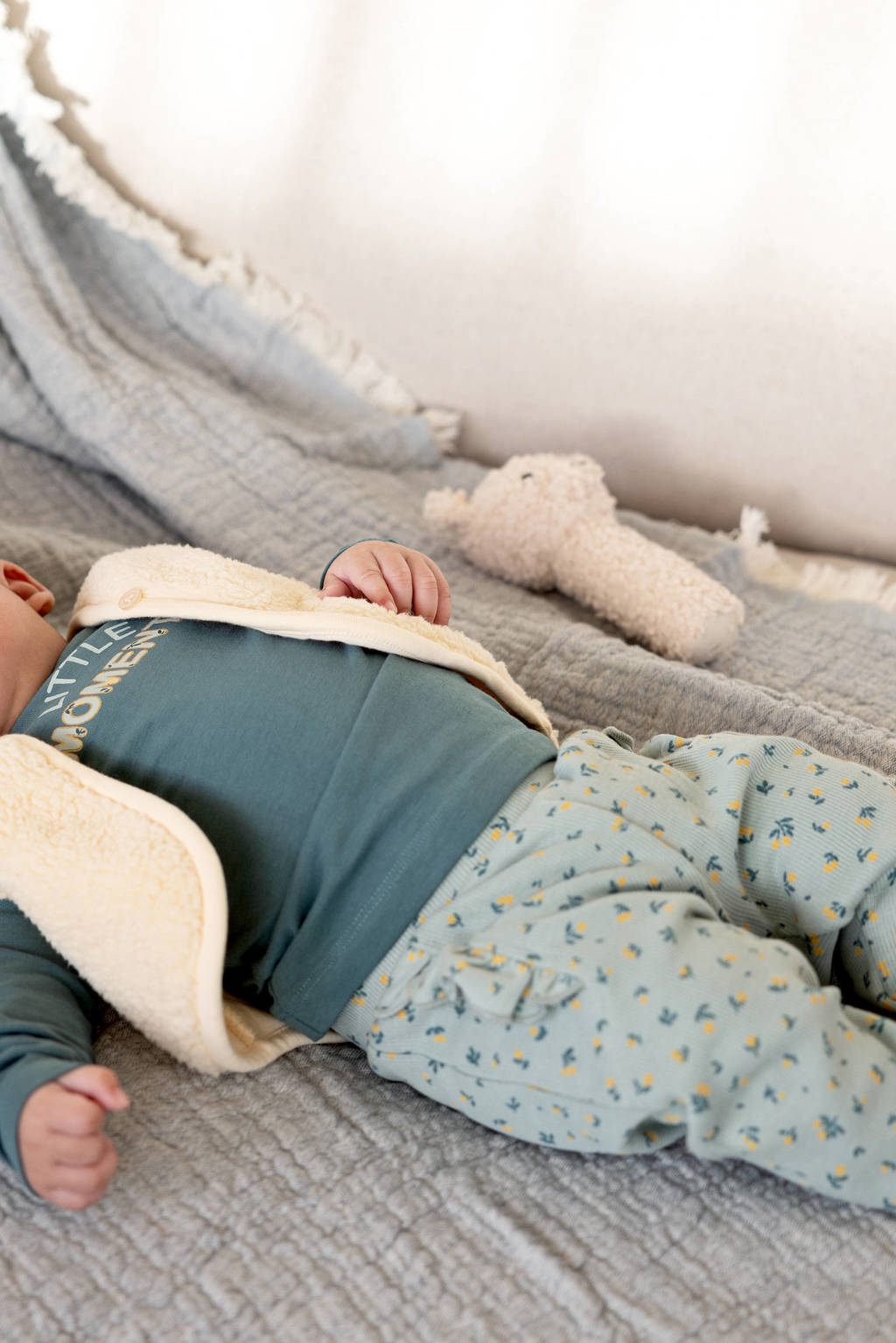 Dirkje Gilet + longsleeve +broek + haarband groen/ecru