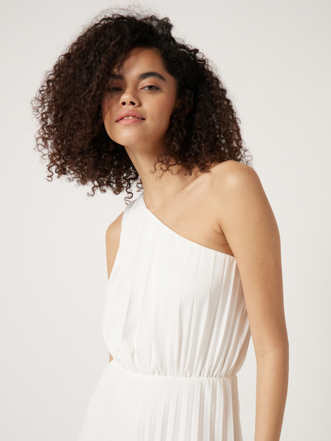 Robe longue plissée one-shoulder