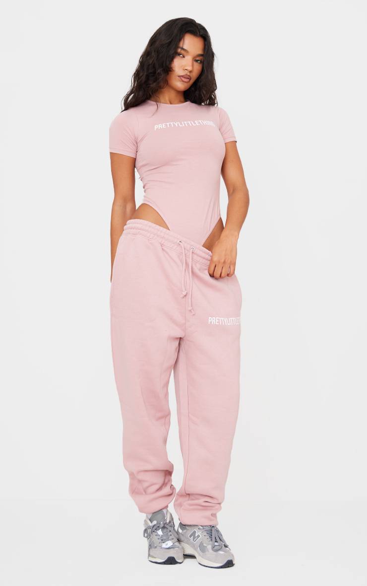 Rose Clair Body À Manches Courtes Avec Logo Prettylittlething