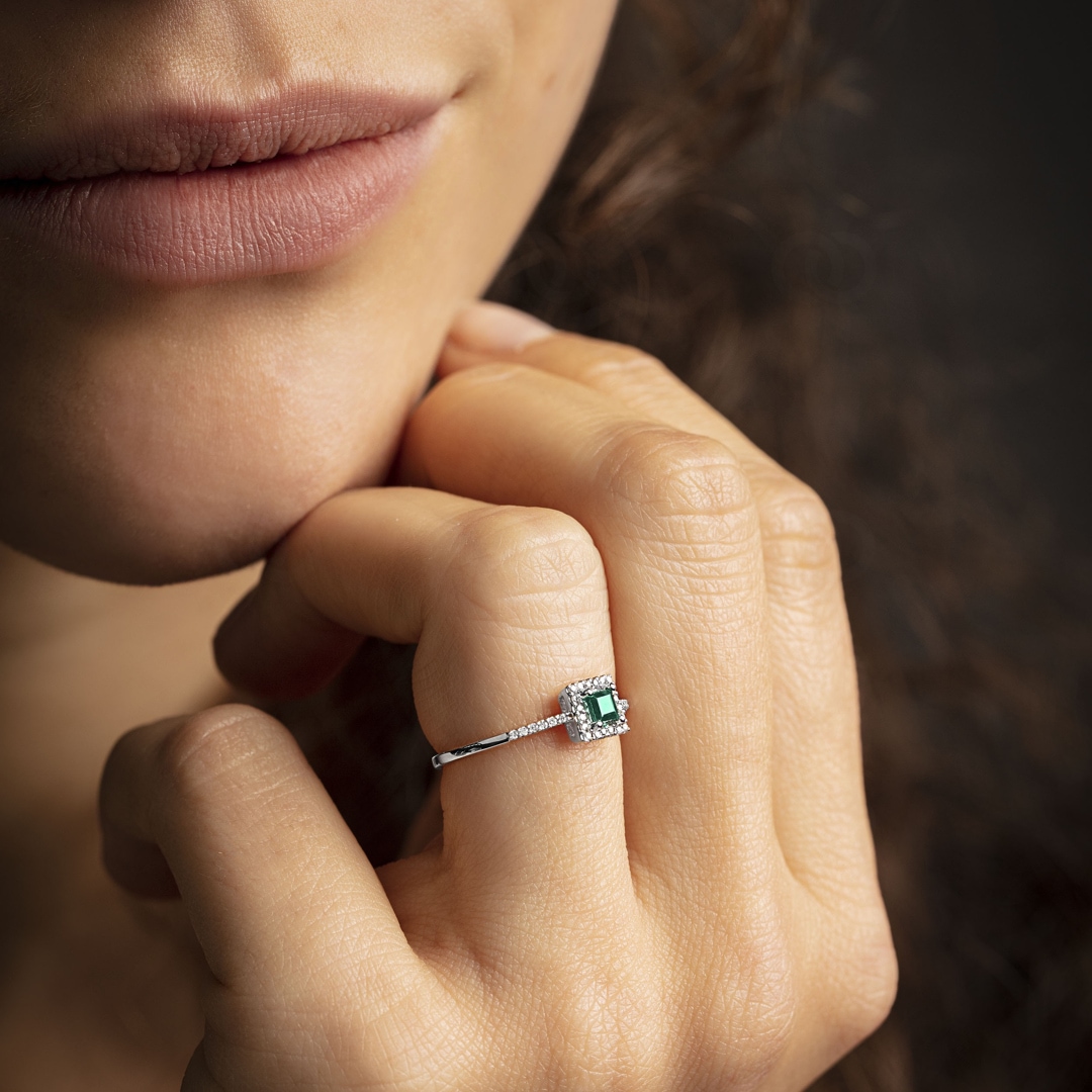 Damenring 750/18 K Weissgold mit Smaragd und Diamanten 0.09 ct H/si