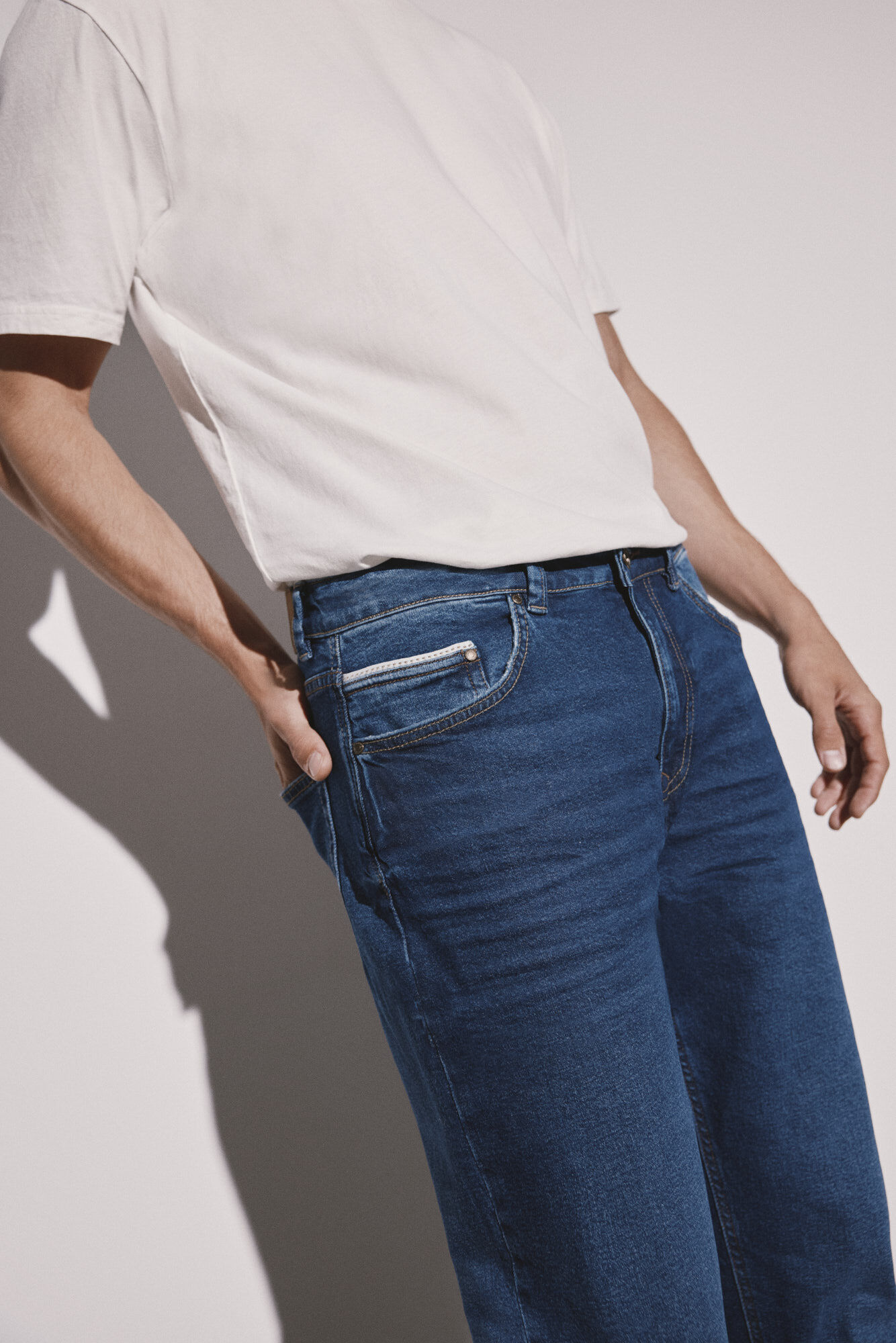 calça jeans normal de lavagem escura