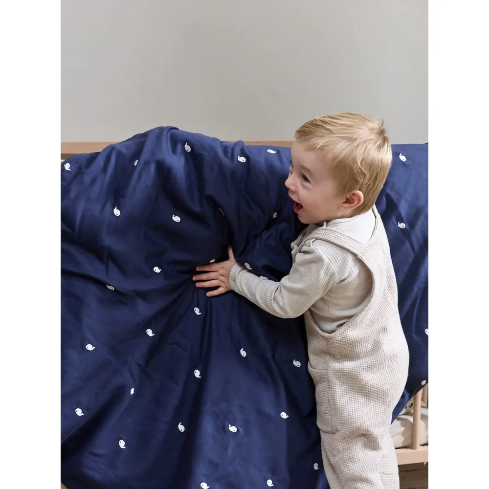 Filibabba Babysengetøj GOTS Broderet Hvalen Christian Midnight - 1 stk.