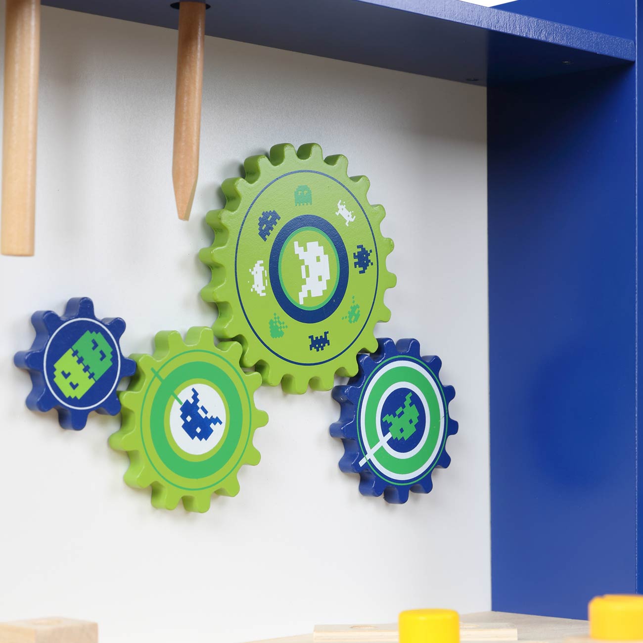 Baby Vivo Spielwerkbank / Werkbank für Kinder aus Holz - Luigi mit drehbaren Zahnrädern und 29 Teilen Zubehör