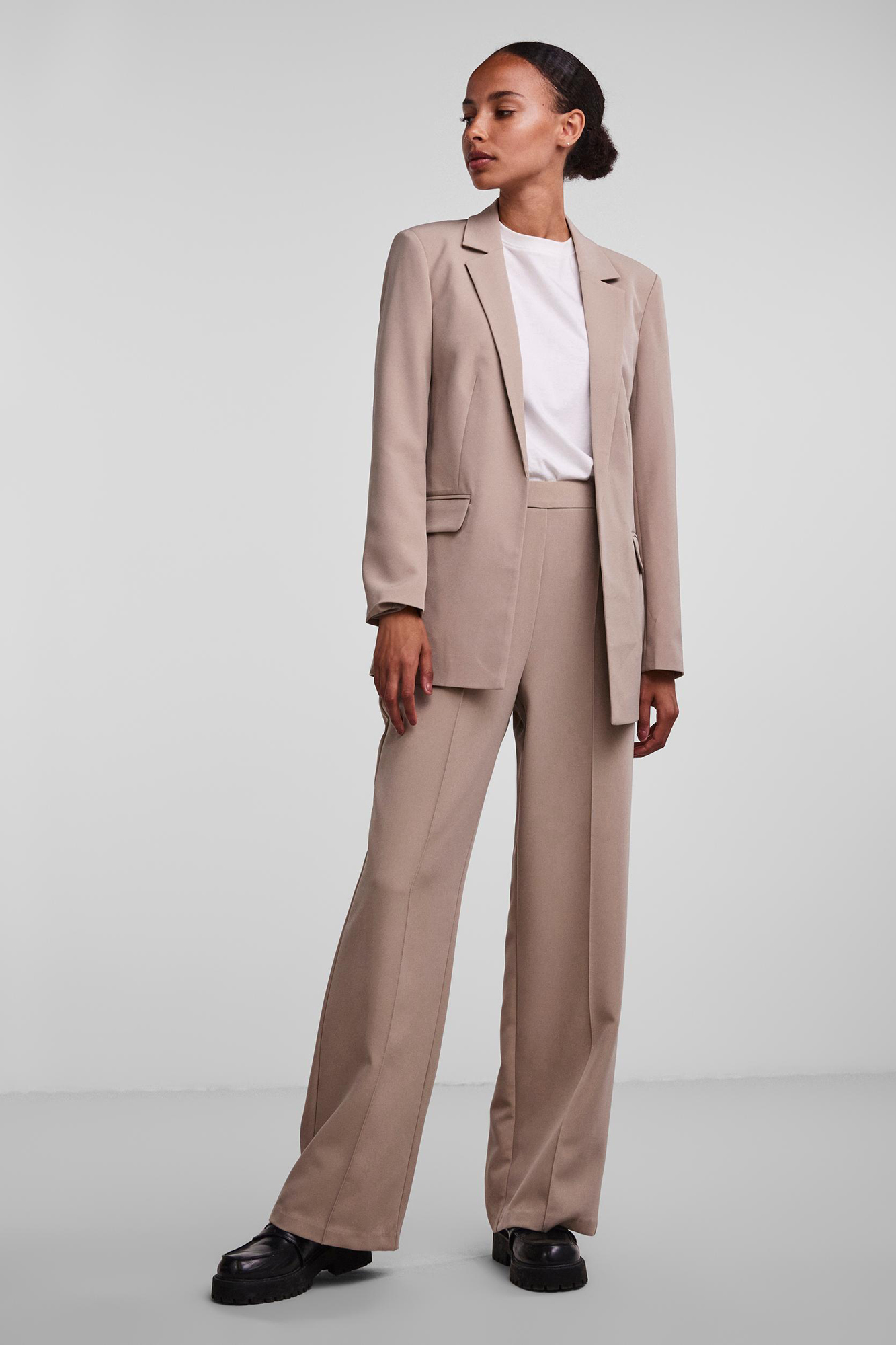 Blazer oversized com mangas compridas, bolsos falsos e lapela no decote.