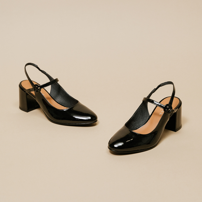 Salomés à talons et bouts pointus  en cuir vernis noir