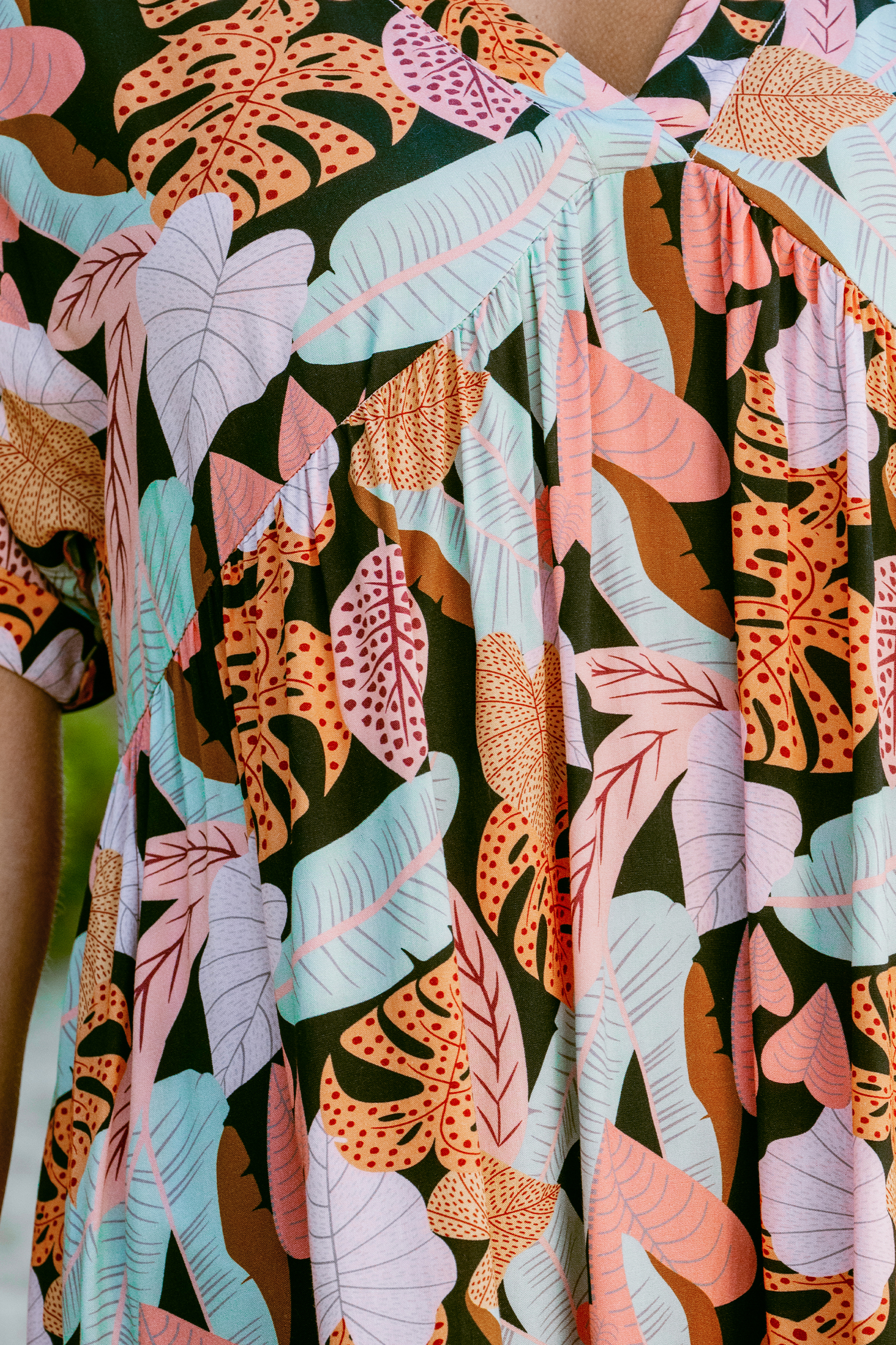 Robe midi à manches courtes et ourlet à volants et feuilles