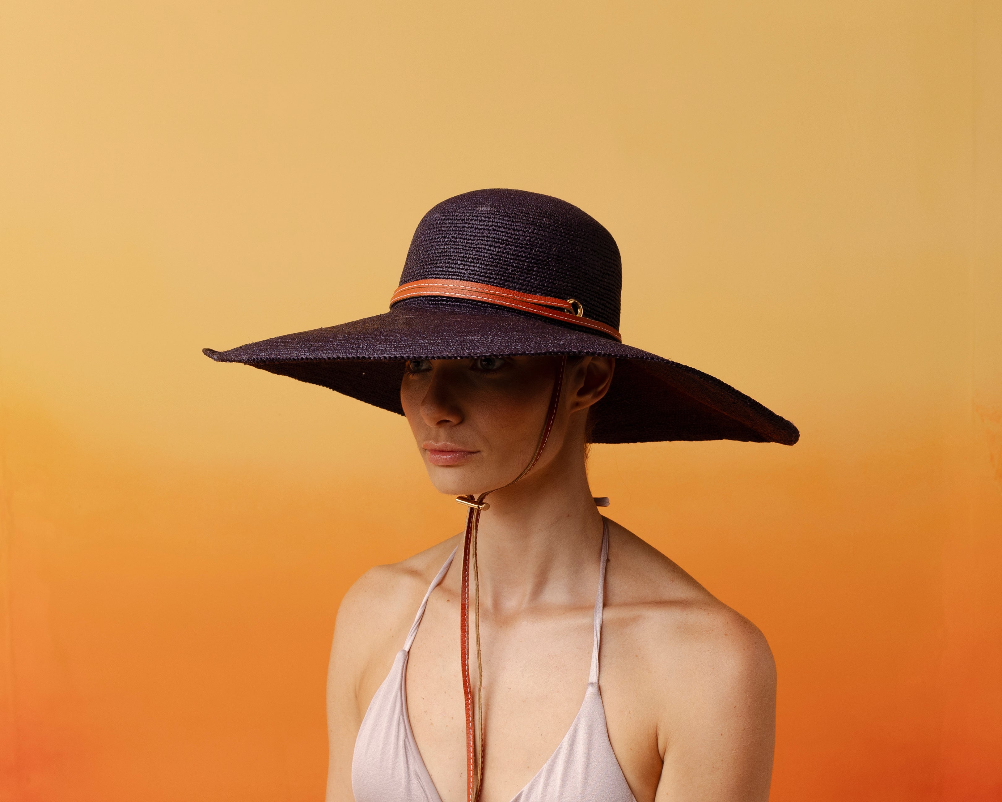 Chapeau crocheté à bord extra long avec bandeau en cuir ajustable