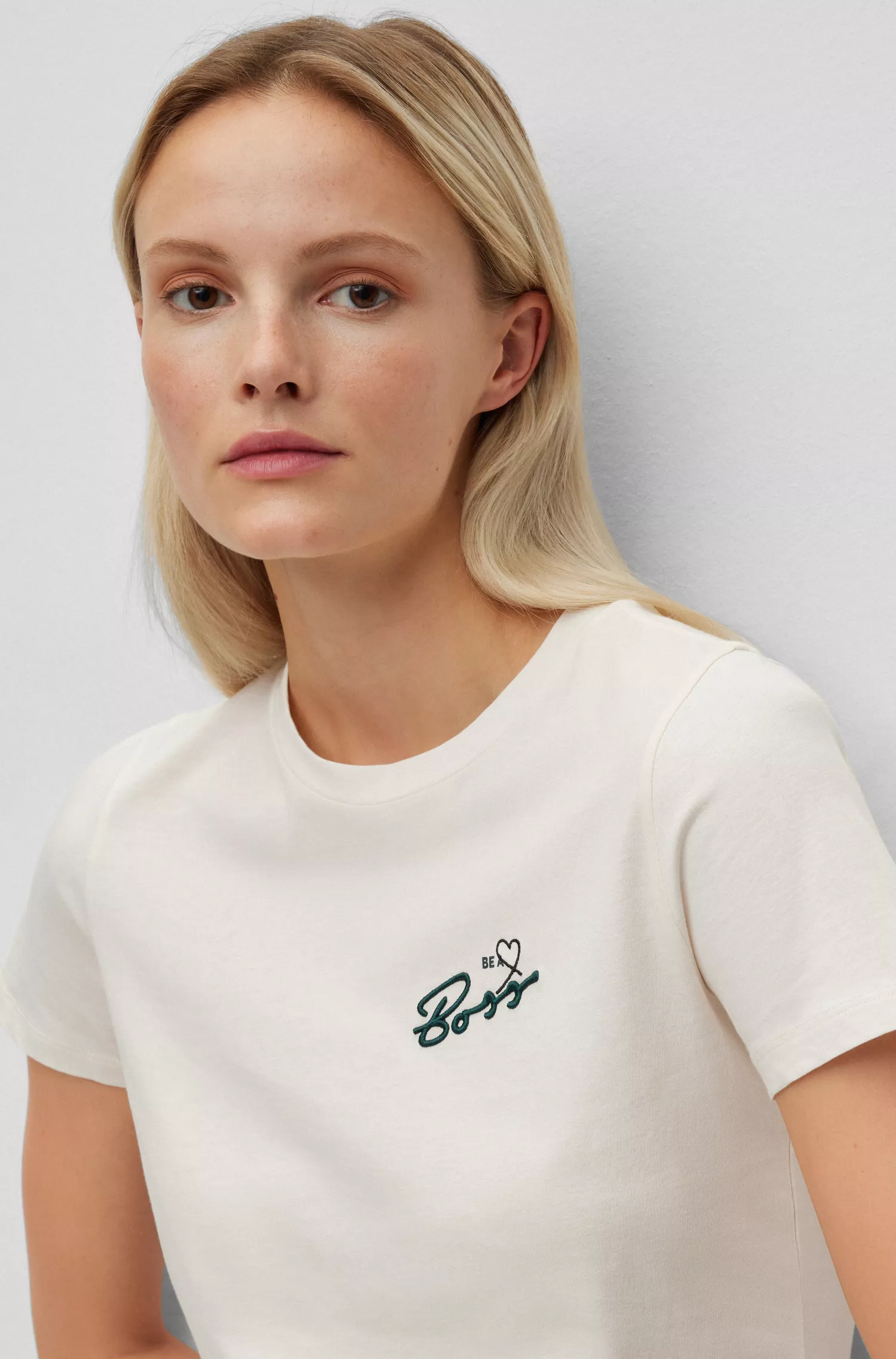 Camiseta BOSS preta de algodão orgânico com logotipo e slogan.
