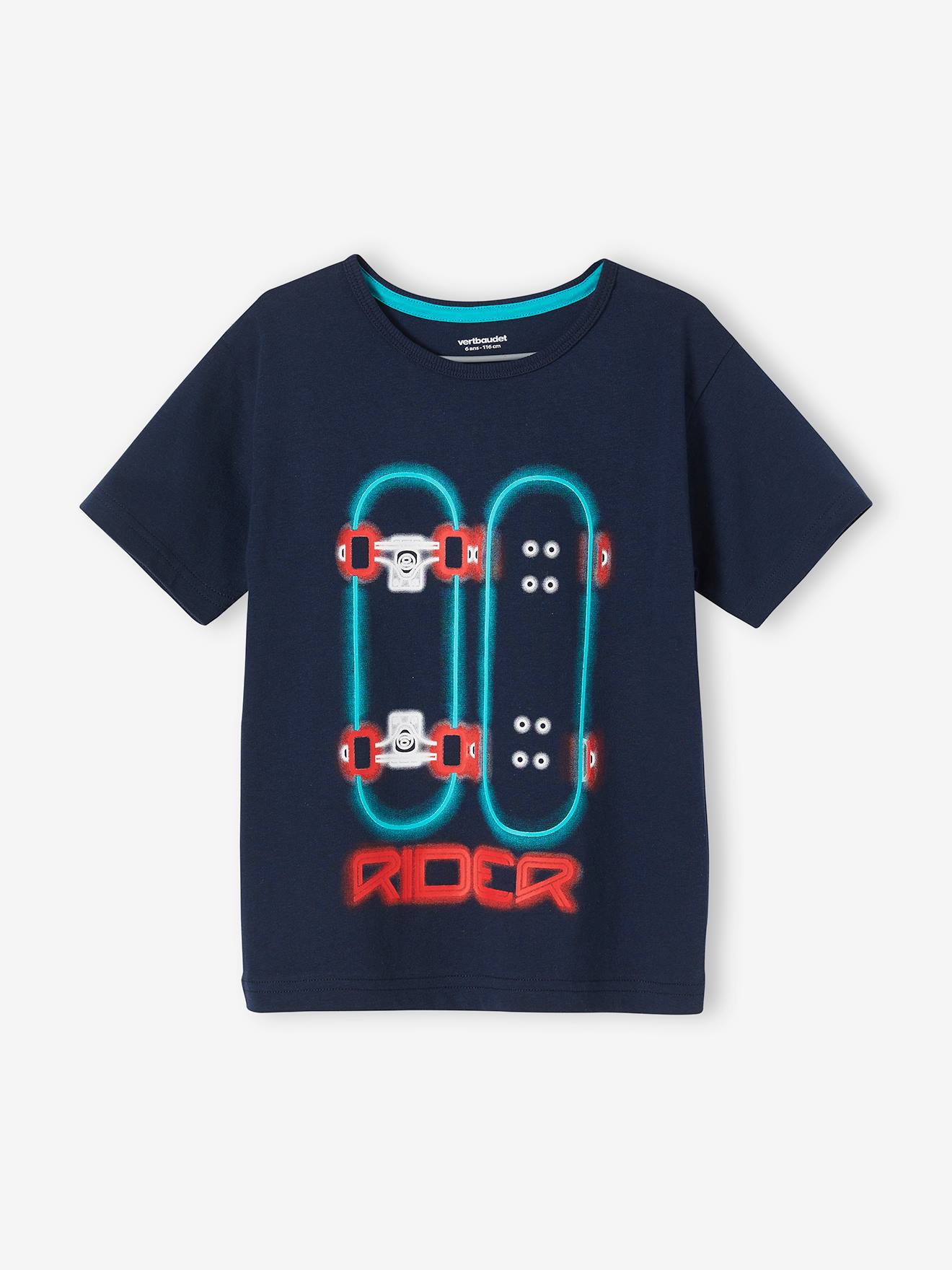 Camiseta infantil masculina com estampa gráfica, lisa, azul-escura com motivos.