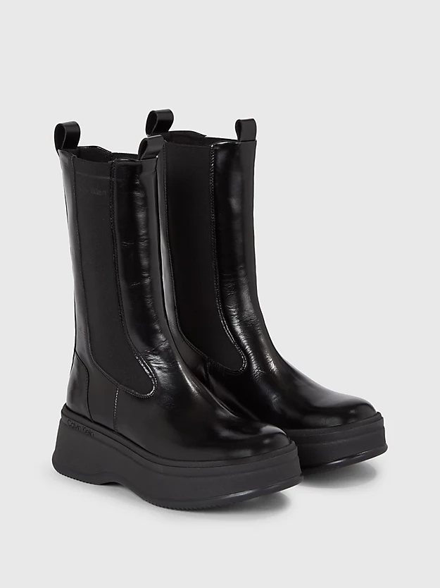 Botas de cano curto com salto plataforma em couro
