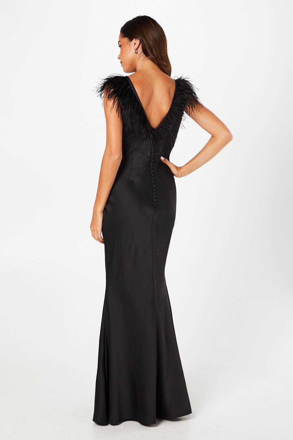 Coast Robe Longue Noire en Satin avec Détail Plumes aux Épaules et Col en V