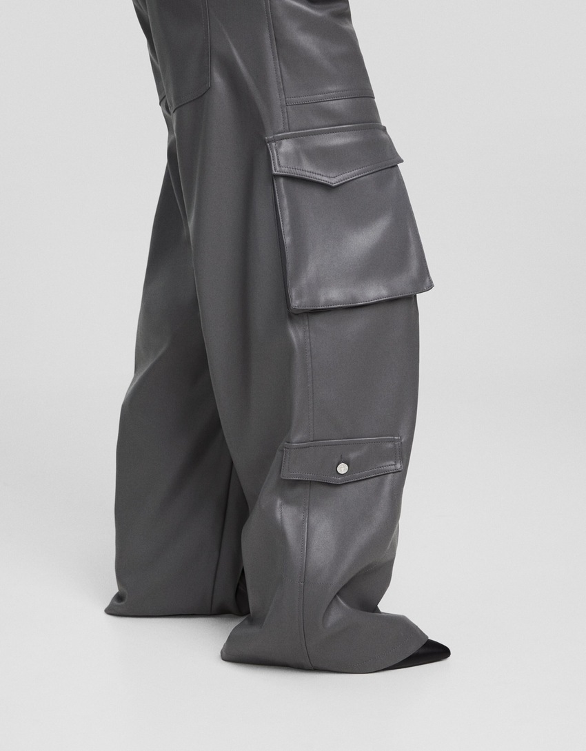 Calça cargo com vários bolsos e efeito couro