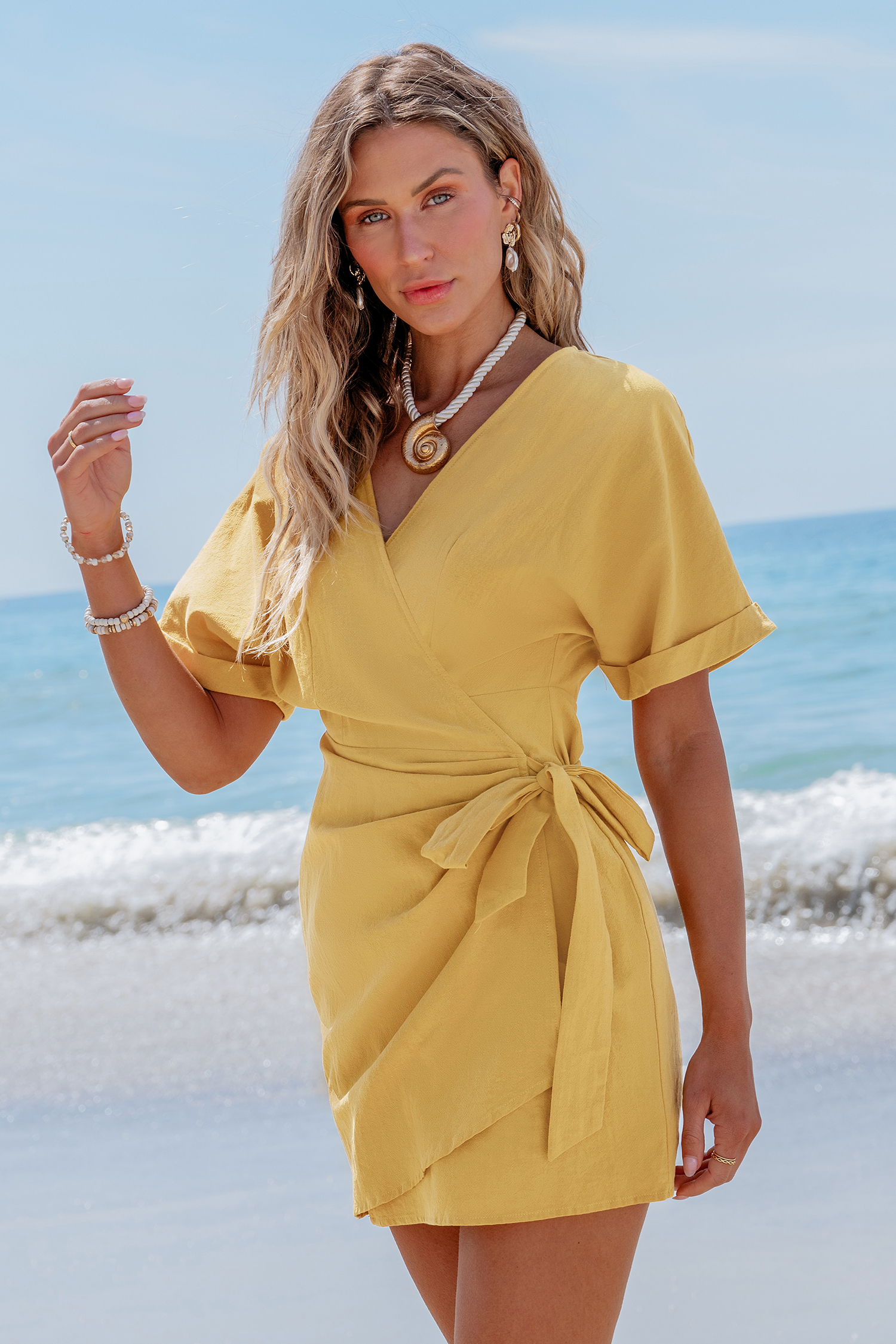Robe mini en pur coton à emballage avec manches courtes jaune