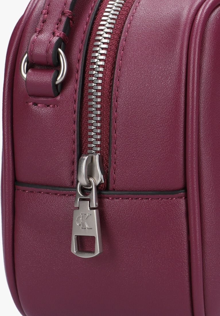 CALVIN KLEIN paarse calvin klein schoudertas sculpted camera bag18 mono