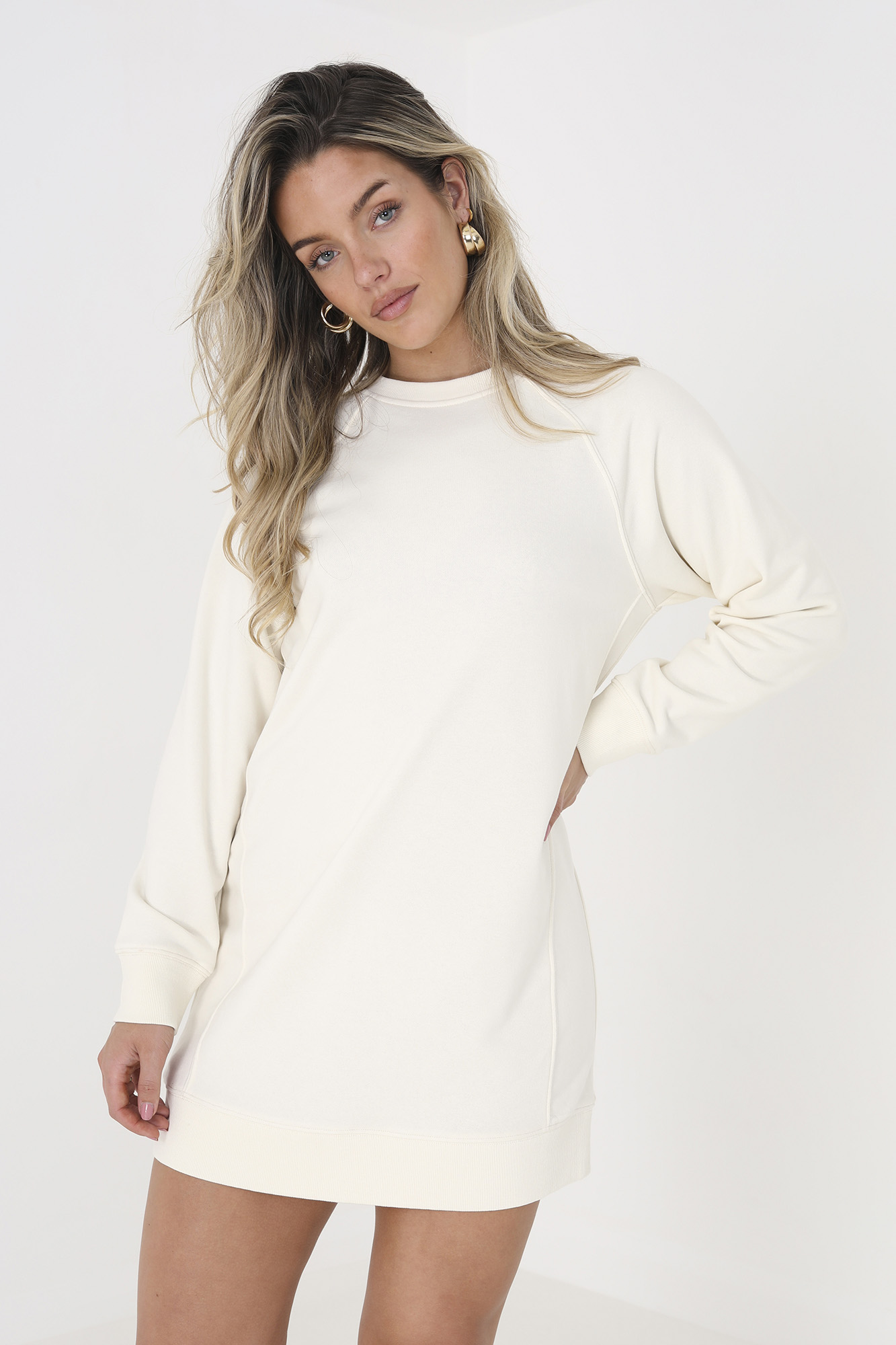 Vestido estilo moletom com detalhe na barra