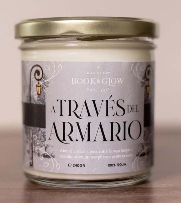Book and Glow - *Mundos Extraordinarios* - Vela de Soja - A través del armario