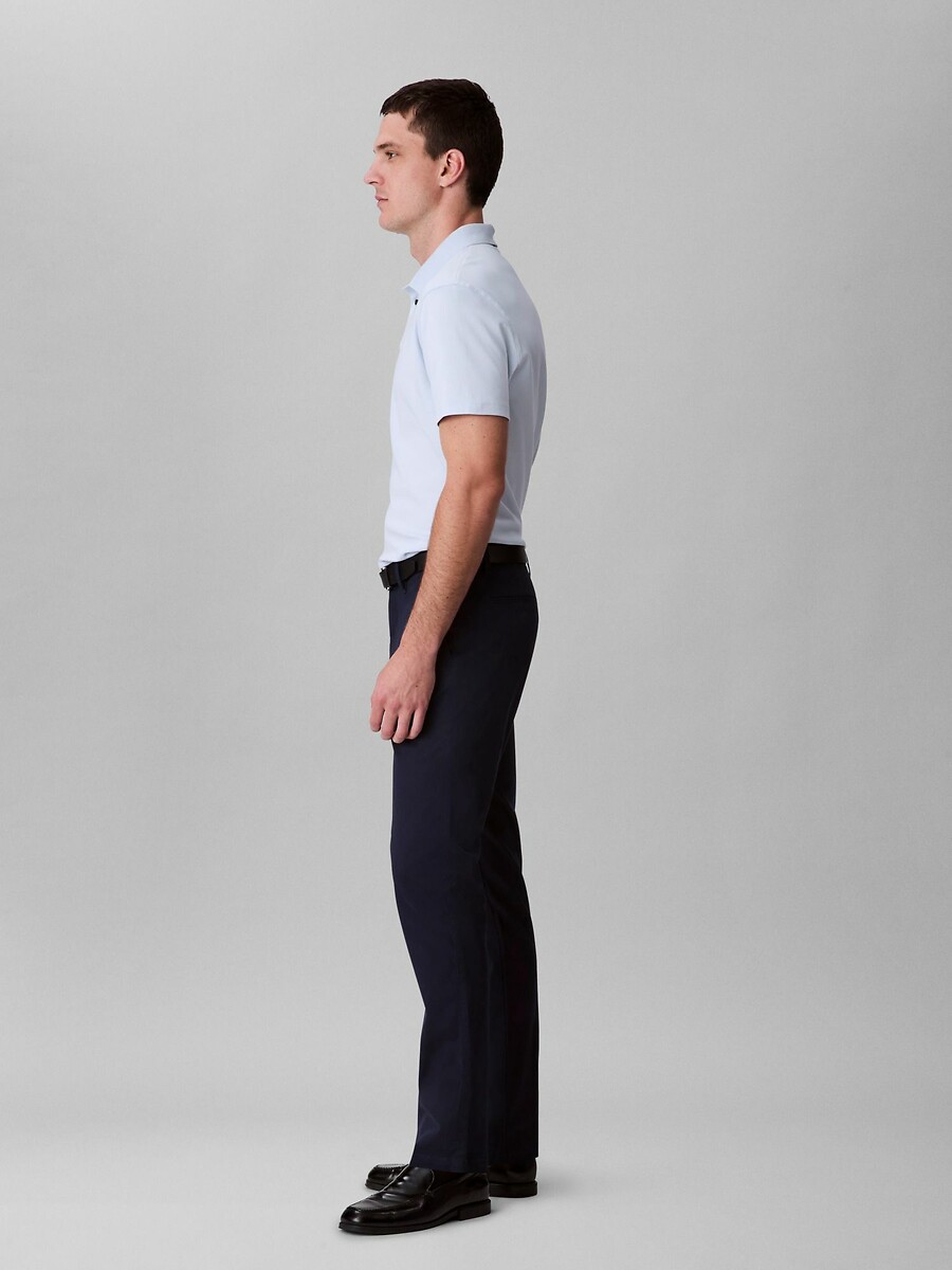 CALVIN KLEIN<br>Calça chino em tecido stretch