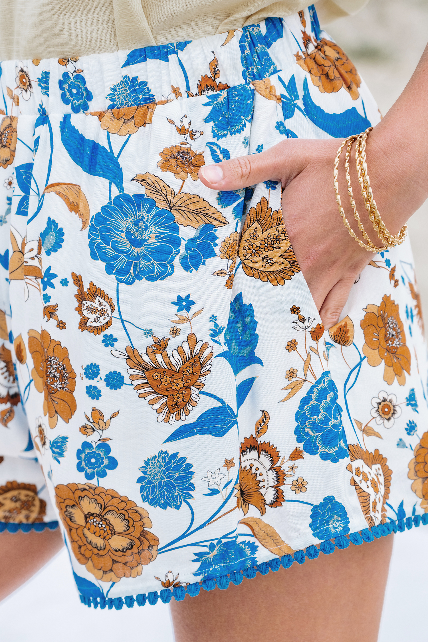 Short avec taille élastique et jambes larges à fleurs bleu
