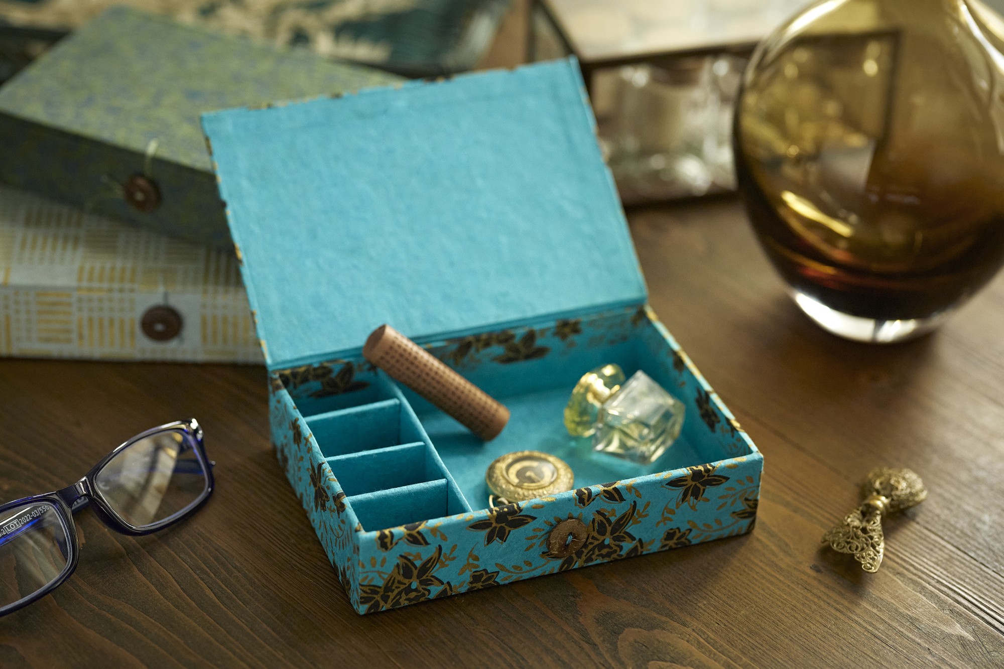 Geschenkbox 'Blumen' aus Loktapapier, blau schwarz-gold, B 16 cm, L 11 cm, H 4 cm von fischer's lagerhaus
