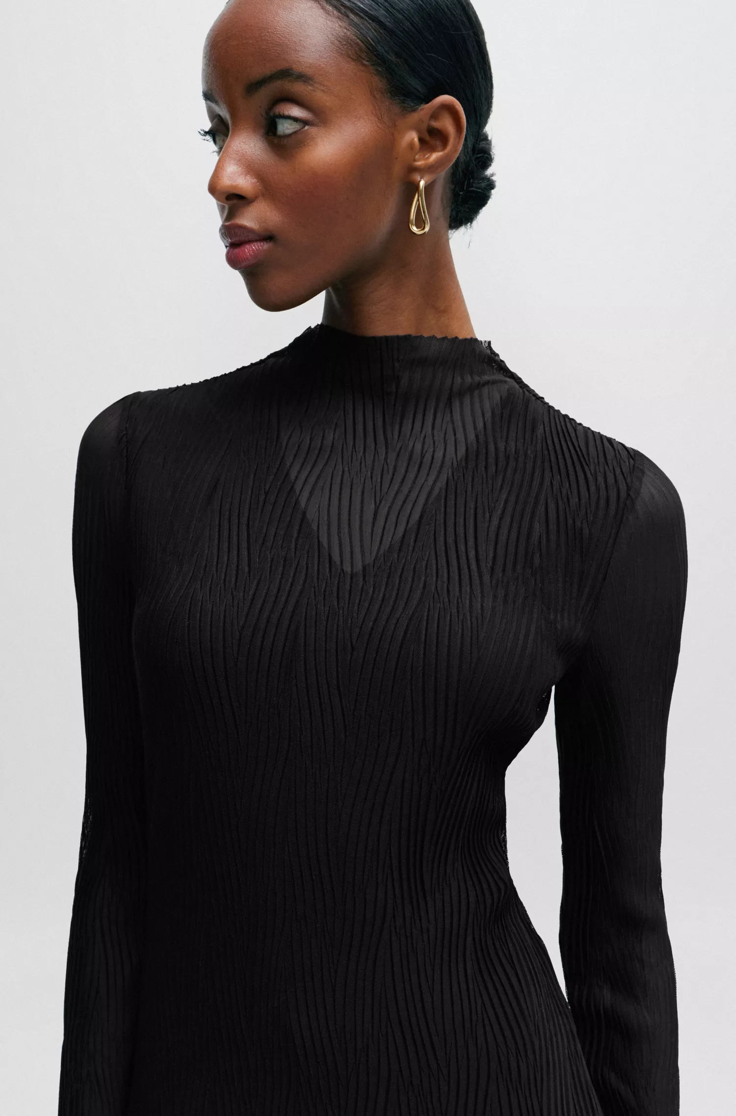 Vestido BOSS com forro preto em tule plissado e gola alta.