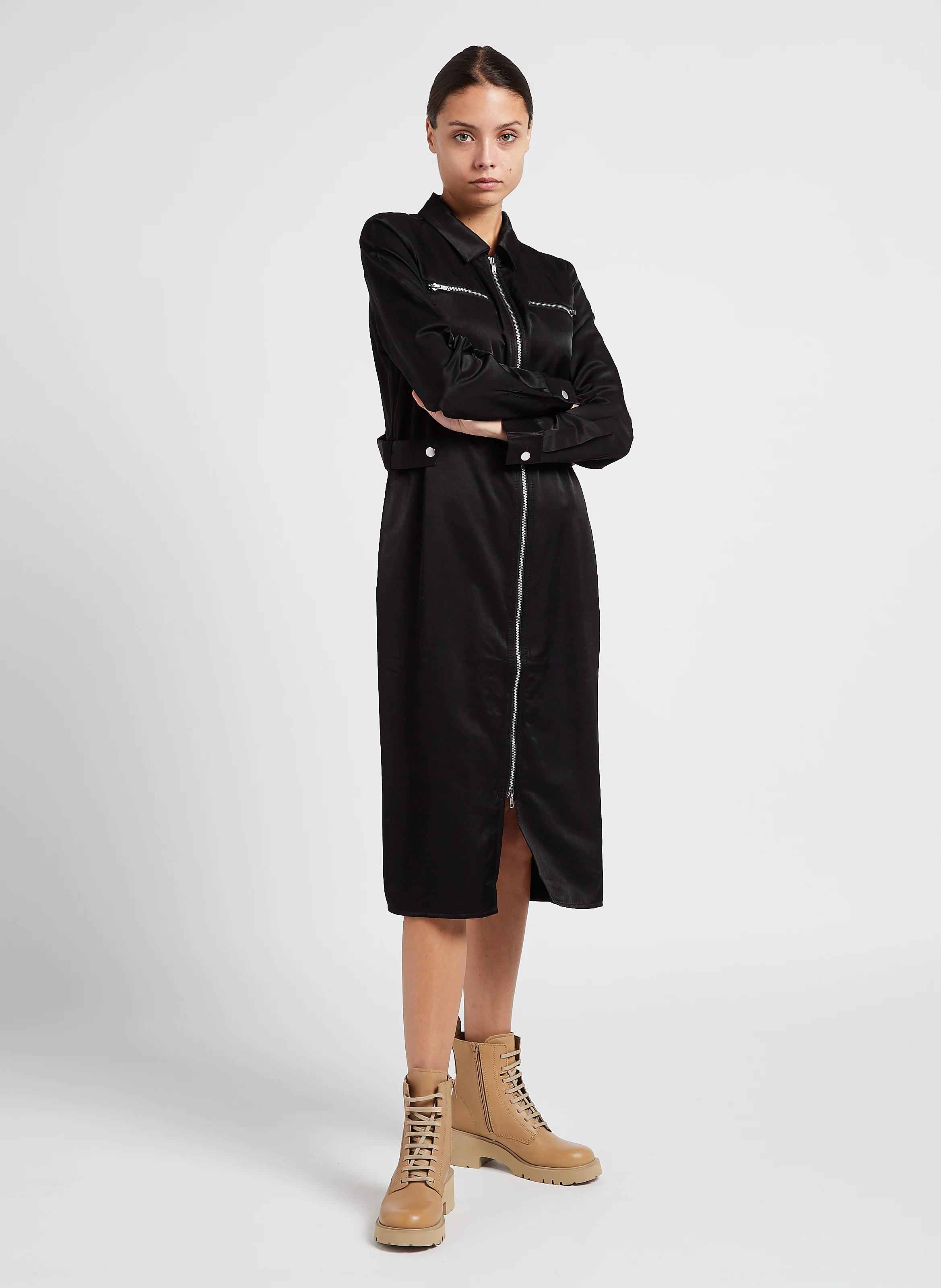 HERANA - Robe col classique satinée | Noir