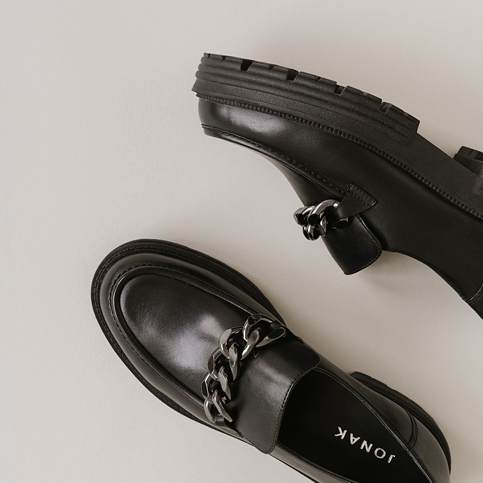 Mocassins à chaines et semelles crantées  en cuir noir