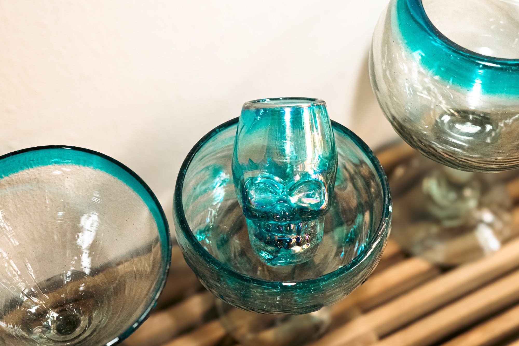 Schnapsglas 'Skull' blau, mundgeblasen, H 9 cm, B 4 cm, L 5 cm zu 11,00